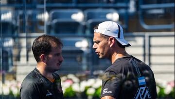 Ramiro Moyano y Juan Cruz Belluati, durante un partido en el Premier Pádel de Dubai.