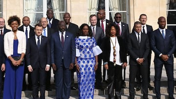 French President Emmanuel Macron (2nd L), Liberian President George Weah (3rd L) and his wife Clar (C) pose for a family picture with Paris Saint-Germain&#039;s player Kylian Mbappe (2nd R) and guests before a lunch at the Elysee Palace in Paris, on Febru