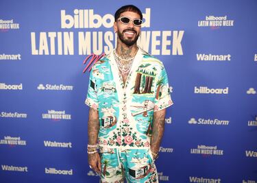 Anuel AA posa en la alfombra roja de los Billboard Latin Music Week 2025 celebrados en Miami.