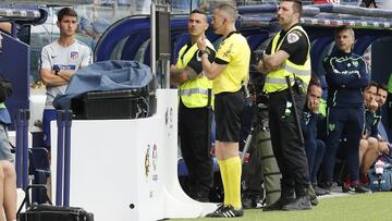 Iglesias Villanueva consulta el monitor del VAR durante un partido en 2019.