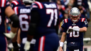 FOXBOROUGH, MASSACHUSETTS - JANUARY 01: Mac Jones #10 of the New England Patriots reacts against the Miami Dolphins at Gillette Stadium on January 01, 2023 in Foxborough, Massachusetts.   Billie Weiss/Getty Images/AFP (Photo by Billie Weiss / GETTY IMAGES NORTH AMERICA / Getty Images via AFP)