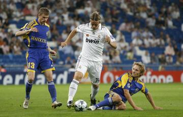 El que se preveía como un estreno donde los blancos debían de dar un golpe de autoridad después de haber ganado las dos últimas Ligas fue un auténtico desastre. Los madridistas recibían al Bote Borisov, un modesto conjunto bielorruso, pero el juego dejó mucho que desear. Los de Schuster ganaron 2-0, con un juego ramplón, aunque la nota dramática llegaba horas antes del encuentro, al hacerse oficial el fallecimiento del delegado de la UEFA para este encuentro, el excolegiado austriaco Heinz Fahnler.  