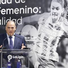 Tebas: "Me preocupa que Iniesta se vaya, es un estandarte"