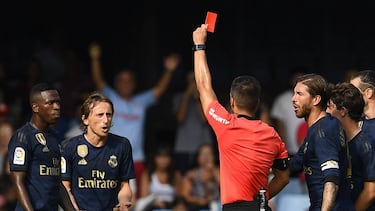 VIGO, SPAIN - AUGUST 17: Estrada Fernandez, the referee, shows a red card to Luka Modric of Real Madrid during the Liga match between RC Celta de Vigo and Real Madrid CF at Abanca-Balaídos on August 17, 2019 in Vigo, Spain. (Photo by Octavio Passos/Getty