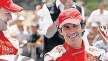 <b>UNA PAREJA FELIZ. </b>Dani Sordo, a la izquierda, acompañado por su copiloto, Marc Martí, en el podio.