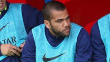 Daniel Alves en el banquillo de Almer&iacute;a