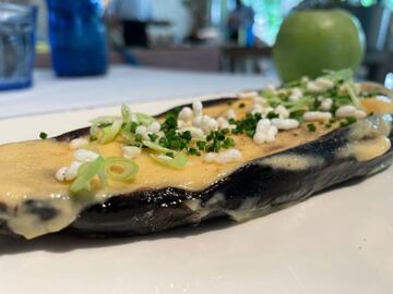 Berenjenas cremosas con miso y arroz suflado.