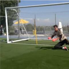 Los entrenamientos 3.0 llegan al Madrid: Courtois parando pelotas de otro deportes...
