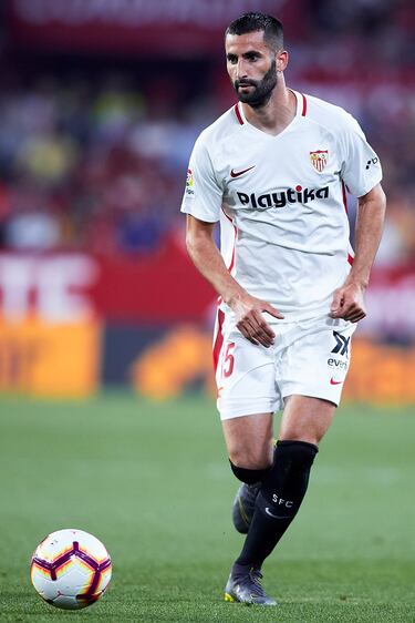 El pivote defendió la camiseta del equipo sevillano la temporada 2018-19. Jugó 13 partidos y anotó un gol. 