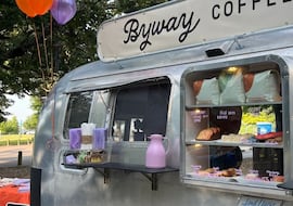 Una mujer compra un remolque de 1973 y lo convierte en un negocio de 400.000 euros al año: “Abrimos una semana en cada ciudad”