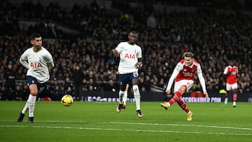 Martin Odegaard durante un derbi del norte de Londres entre Arsenal y Tottenham.