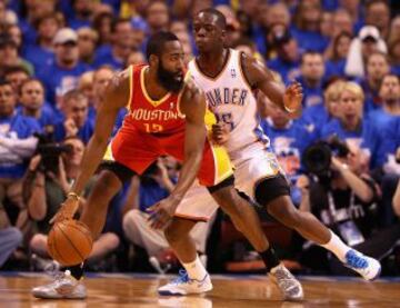 Thunder 100 - Rockets 107 (3-2). James Harden de los Houston Rockets protege el balón ante Reggie Jackson de los Oklahoma City Thunder.