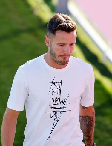 La temporada 2013/14 estuvo cedido en el Rayo Vallecano, donde destacó por su polivalencia, en Vallecas jugó varios partidos de defensa central, ocupó varias posiciones en el centro del campo y jugó algunos minutos como 9.