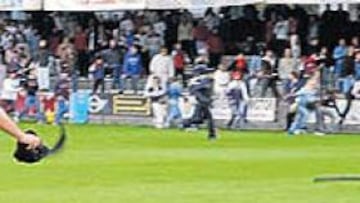 <b>LA BATALLA DE EL PRADO. </b>La Policía cargó cuando aficionados del Talavera irrumpieron en el campo mientras los jugadores calentaban.