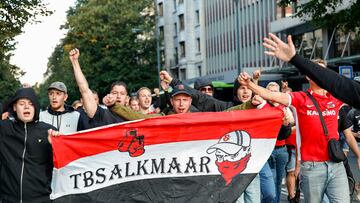 BILBAO, 03/10/2024.- Aficionados del AZ Alkmaar en las calles de Bilbao este jueves, horas antes del partido de Liga Europa entre su equipo y el Athletic Club, en el estadio de San Mam¨¦s. EFE/ Miguel To?a