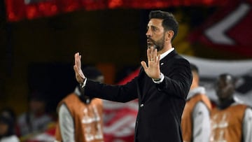 Santa Fe's Uruguayan head coach Jorge Bava gestures during the first leg of the Colombian football championship final between Independiente Santa Fe and Independiente Medellin at the Nemesio Camacho El Campin Stadium in Bogota on June 24, 2025. (Photo by Luis ACOSTA / AFP)