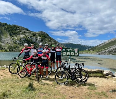 Ibon (izquierda del todo), montando en bicicleta con su grupo de amigos.