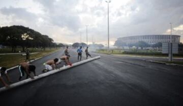 Los pueblos nativos de diferentes tribus de Brasil protestaron contra la política indígena del gobierno y de los costes de la Copa del Mundo de 2014. Los cuerpos de seguridad lanzaron gases lacrimógenos para evitar que los manifestantes se acercaran al estadio Mane Garrincha de Brasilia donde se exhibía la Copa del Mundo. 