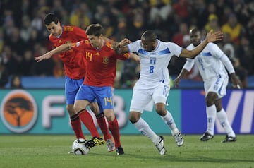 Xabi Alonso fue uno de los baluartes del triunfo de la Selección española. Ante Honduras se mostró ágil en la distribución de balones, favoreciendo la fluidez del juego español. Su único lunar fue que, con la potencia y el lanzamiento que poseía, no se arriesgó a chutar a puerta...