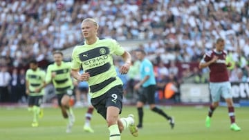 LONDON, ENGLAND - AUGUST 07: Manchester City's Erling Haaland celebrates scoring his side's first goal during the Premier League match between West Ham United and Manchester City at London Stadium on August 7, 2022 in London, United Kingdom. (Photo by Rob Newell - CameraSport via Getty Images)