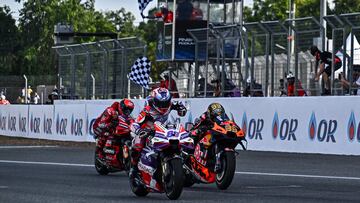 Prima Pramac's Spanish rider Jorge Martin (C) celebrates as he crosses the finish line ahead of Red Bull KTM Factory Racing's South African rider Brad Binder (R) and Ducati Lenovo Team's Italian rider Francesco Bagnaia (L) during the MotoGP Thailand Grand Prix at the Buriram International Circuit in Buriram on October 29, 2023. (Photo by Lillian SUWANRUMPHA / AFP)