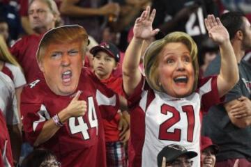 Estos dos seguidores de los Arizona Cardinals de la NFL coinciden en el deporte pero políticamente no puede ser más opuestos. Sus caras son un claro reflejo.