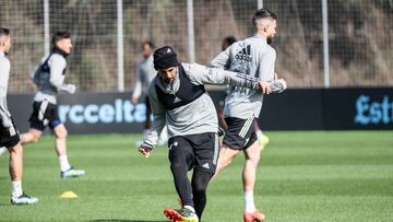 Nolito golpea el balón durante un entrenamiento del Celta en la ciudad deportiva del club vigués.