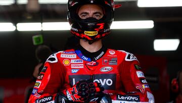 Pecco Bagnaia en el box de Ducati durante el GP de Indonesia de MotoGP.