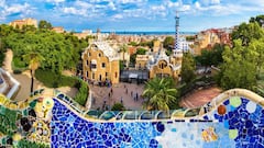 Instagram vuelve a retratar a Gaudí. El Parque Güell, situado en la parte alta de Barcelona, fue ideado por dicho arquitecto durante su etapa naturista y por encargo de Eusebi Güell, su mecenas (de ahí el nombre del parque). Inspirado en las propias formas de la naturaleza, Antoni Gaudí comenzó a poner en práctica sus innovadoras soluciones estructurales que seguiría desarrollando y que culmarían en el primer monumento de esta lista: la Sagrada Familia.