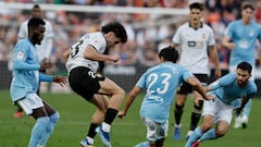 Fran Pérez defiende una posesión rodeado de oponentes del Celta de Vigo