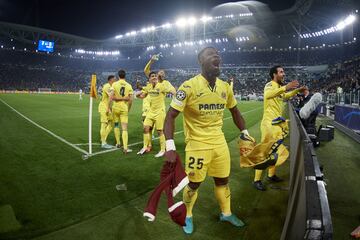 Los jugadores del Villarreal celebran la victoria y la clasificación.