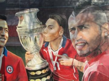 José Luis Madrid, artista de la comuna de Quilicura, decidió inmortalizar la imagen de Gary Medel, Alexis Sánchez, Eduardo Vargas y Arturo Vidal en un mural como un homenaje al logro de la Copa América conseguida hace meses.