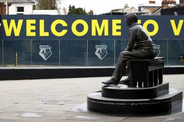 Estatua de Graham Taylor, ex entrenador de fútbol, en los alrededores de Vicarage Road, estadio del Watford inglés. 