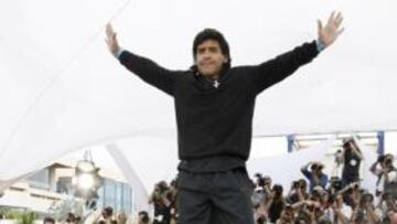 <b>UNA ESTRELLA. </b>Maradona posó así para los fotógrafos en la presentación de la película "Maradona by Kusturica", en Cannes.