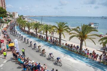 El pelot¨®n de La Vuelta circul¨® este s¨¢bado por el litoral de Alicante y Murcia. En la imagen, la playa de Villananitos, en San Pedro de Pinatar.