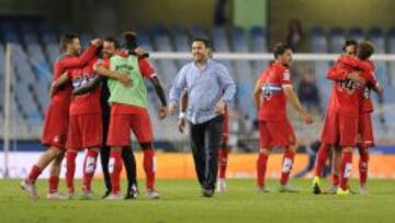 Los jugadores del Espanyol se abrazan, y Sergio González sonríe, instantes después de la victoria épica del sábado en Anoeta.