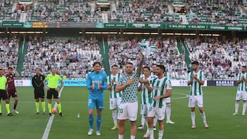 Casas saluda a la afición del Córdoba en su homenaje