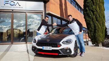 Alberto Monarri y Rodrigo Sanju&aacute;n posan en la sede de Abarth.