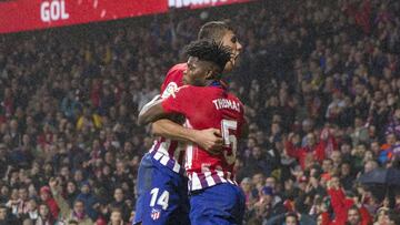 Rodrigo y Thomas celebran un gol durante el partido contra el Athletic.