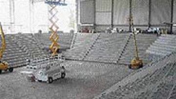 <b>ÚLTIMOS TRABAJOS.</B> Las obras en el Quijote Arena marchan muy adelantadas. Ahora se centran en la instalación de la pista de juego, que estará colocada en menos de tres semanas. El estreno del nuevo pabellón se producirá en Liga el 20 de septiembre.