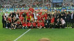 29/06/08 EUROCOPA 2008 AUSTRIA - SUIZA 
FINAL
ALEMANIA  -  ESPAÑA SELECCION ESPAÑOLA
ALEGRIAS CELEBRACION DEL FINAL DE PARTIDO ESPAÑA GANA LA EUROCOPA JUGADORES CON LA COPA TROFEO 
FOTO FAMILIA POSTER
ESPECIAL CAMPEONES DE EUROPA 2008
PUBLICADA 01/07/08 ESP06/07 10COL POSTER
PUBLICADA 05/07/08 ESPECIAL EUROCOPA 2008 ES02 5COL