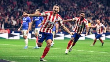 Ángel Correa celebra el gol de Saúl.
