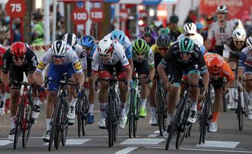 Bennet ganó al esprint en Aguilar de Campoo, pero los jueces le descalificaron en favor de Ackermann tras cargar dos veces contra Liepens en plena volata.