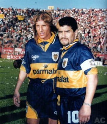 En 1995, Maradona regresó a las canchas, luego de la suspensión impuesta por FIFA, para tener una segunda etapa con Boca Juniors, club del que se retiró del futbol profesional el 25 de octubre de 1997 tras una victoria sobre River Plate en el superclásico del futbol argentino.