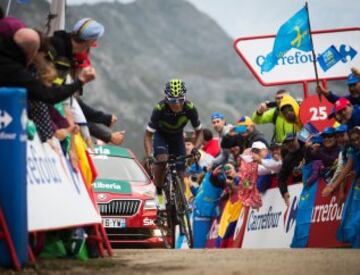  El ciclista colombiano Nairo Quintana (Movistar) ha ganado la décima etapa de la Vuelta a España, de 188,7 kilómetros entre Lugones y Lagos de Covadonga, y recupera el liderato.