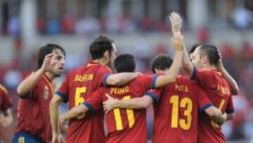 Los jugadores de Espa&ntilde;a celebran un gol de Pedro.