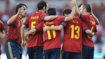 Los jugadores de Espa&ntilde;a celebran un gol de Pedro.