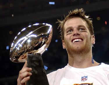 New England no pudo calificar a los playoffs en la campaña 2002 y en su vuelta a la postemporada, los Patriots consigueron de nueva cuenta el título, ahora con los Panthers como víctimas.