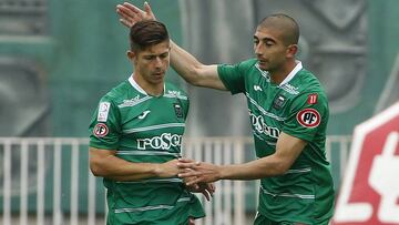 Ftbol, Santiago Wanderers v Deportes Temuco.
 Decimoquinta fecha, Campeonato de Apertura 2015.
 El jugador de Deportes Temuco, Cris Martnez, celebra con sus compaeros su gol contra Santiago Wanderers durante el partido de primera divisin disputado en el estadio Elas Figueroa de Valparaso, Chile.
 16/04/2017
 Sebastian Cisternas/Photosport*************
 
 Football, Santiago Wanderers v Deportes Temuco.
 15th date, Aperture Championship 2015.
 Deportes Temuco player, Cris Martnez, celebrate with teammates scoring against Santiago Wanderers during the first division football match at the Elias Figueroa stadium in Valparaiso, Chile.
 16/04/2017
 Sebastian Cisternas/Photosport