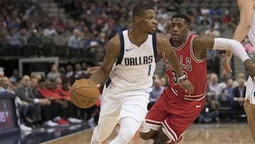 Dennis Smith Jr se escapa de la defensa de Kris Dunn, durante un partido entre Dallas Mavericks y Chicago Bulls.